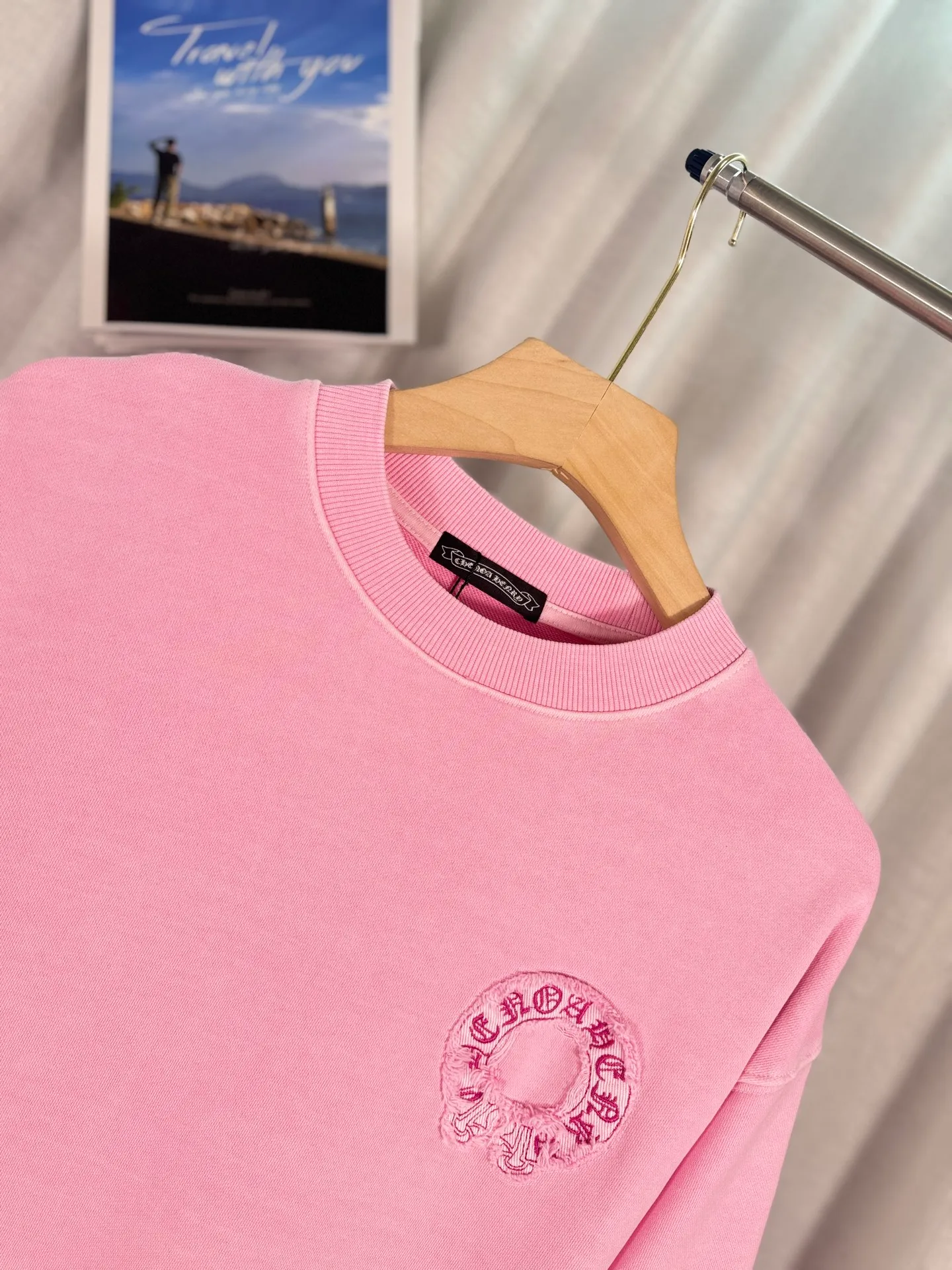 P260 top version, real shot without P, ​​different from market currency) 𝗖𝗵𝗿𝗼𝗺𝗲 𝗛𝗲𝗮𝗿𝘁𝘀/Cro Heart 2025 washed patch embroidery autumn and winter new original single counter American laser burnt 3D three-dimensional color embroidered couple casual sweatshirt 👑The highest version! Customized fabric 430g tripe terry fabric! American acid-washed and distressed original fabric laser burnt ✟appliqué embroidery and exquisite embroidery of letters! The best-selling model in the counter, very comfortable to wear. Accessories: original molded and authenticated collar label➕100% silk wash label. Genuine purchase-grade original hangtag➕matching hanging rope➕3D hanging beads➕original packaging bag. Craftsmanship: The original version has consistent wiring! The highest version of the armhole matching technique! Color: Pink Black Size: S M L XL Style No.: 9333